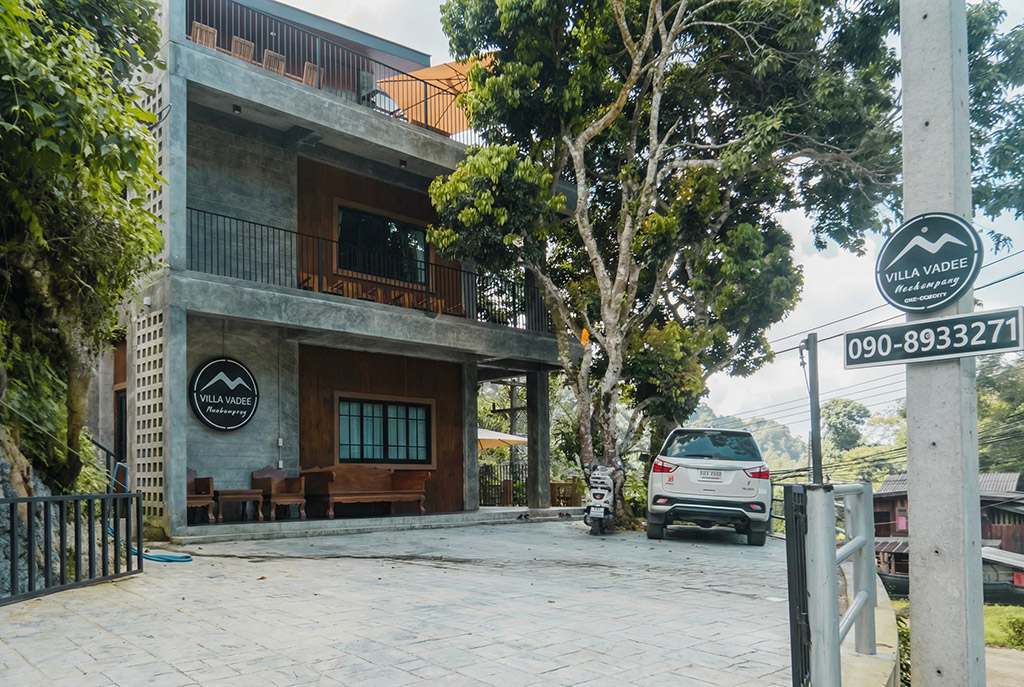 Villa Vadee entry gate and parking