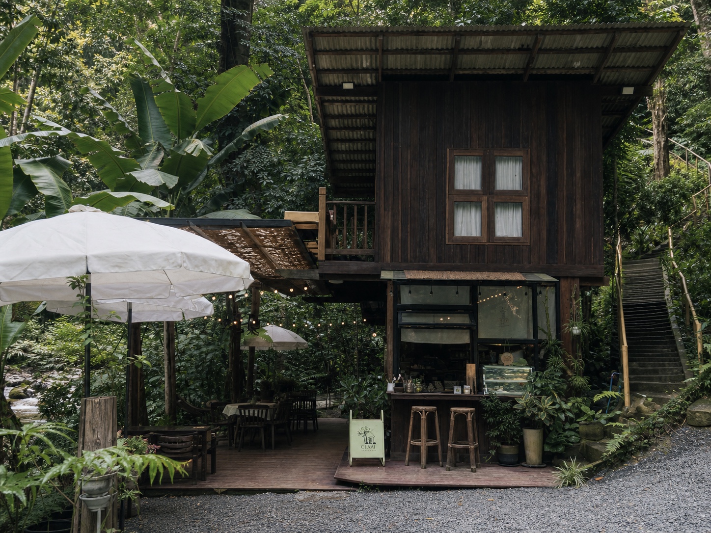 บ้านไม้หลังเล็กสไตล์ญี่ปุ่นตรงข้าม Claai Café แม่ลาย ขายขนมอบและเบเกอรี่