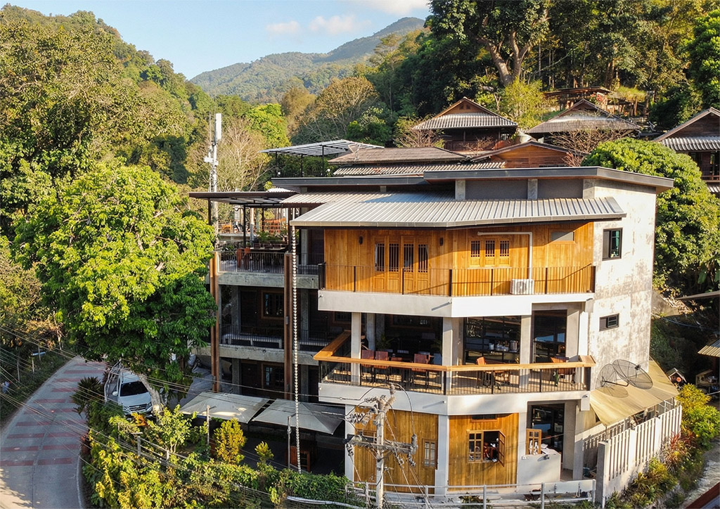 Villa Vadee ที่พักในหมู่บ้านแม่กำปอง มองออกจากห้องเห็นวิวภูเขาเขียวขจี